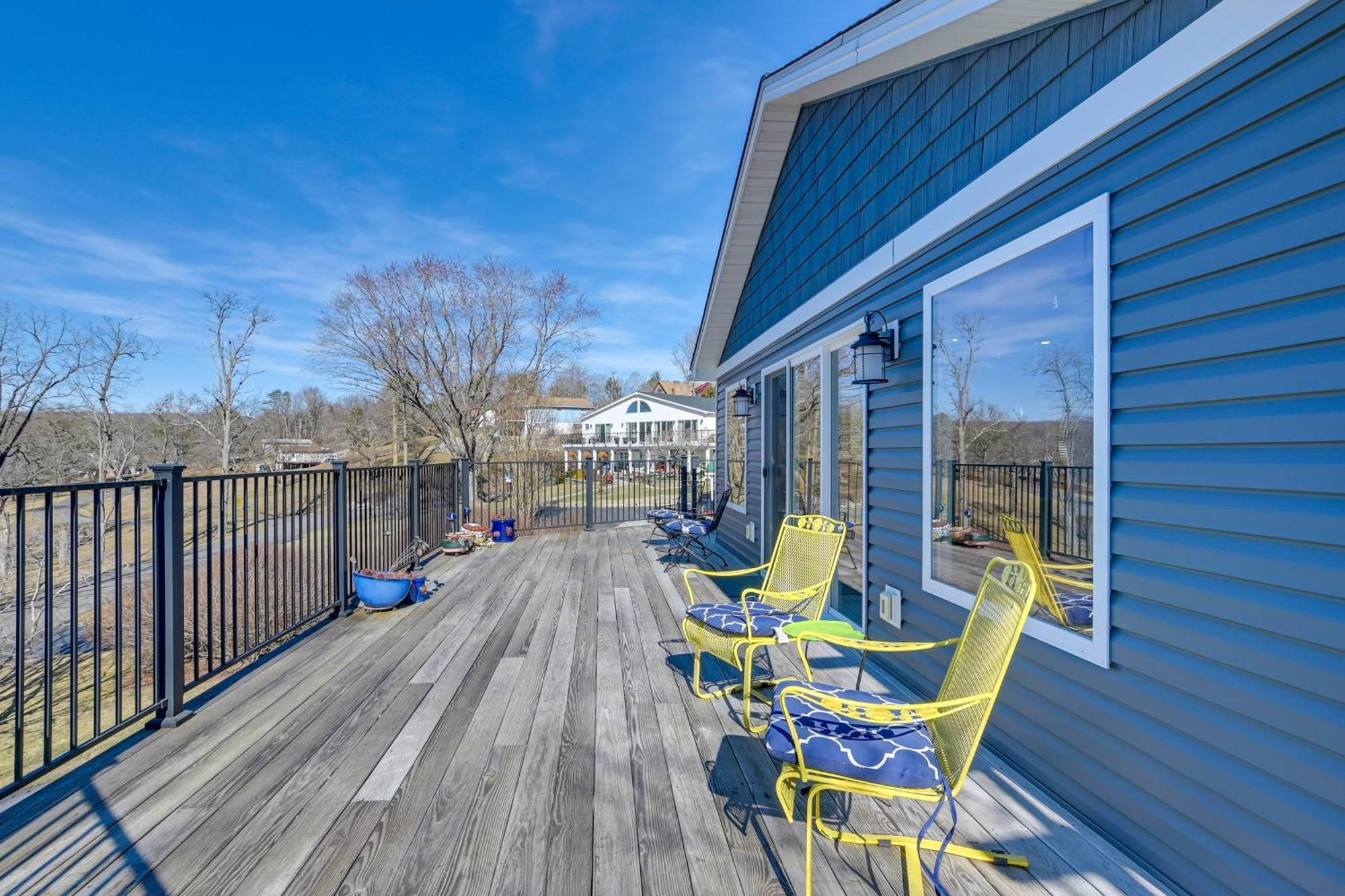 Lakefront Radford Home With Wraparound Deck! المظهر الخارجي الصورة